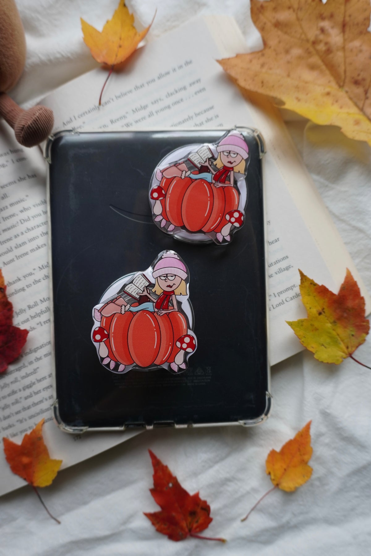 Pumpkin Lizzie Magnetic E-reader Grip